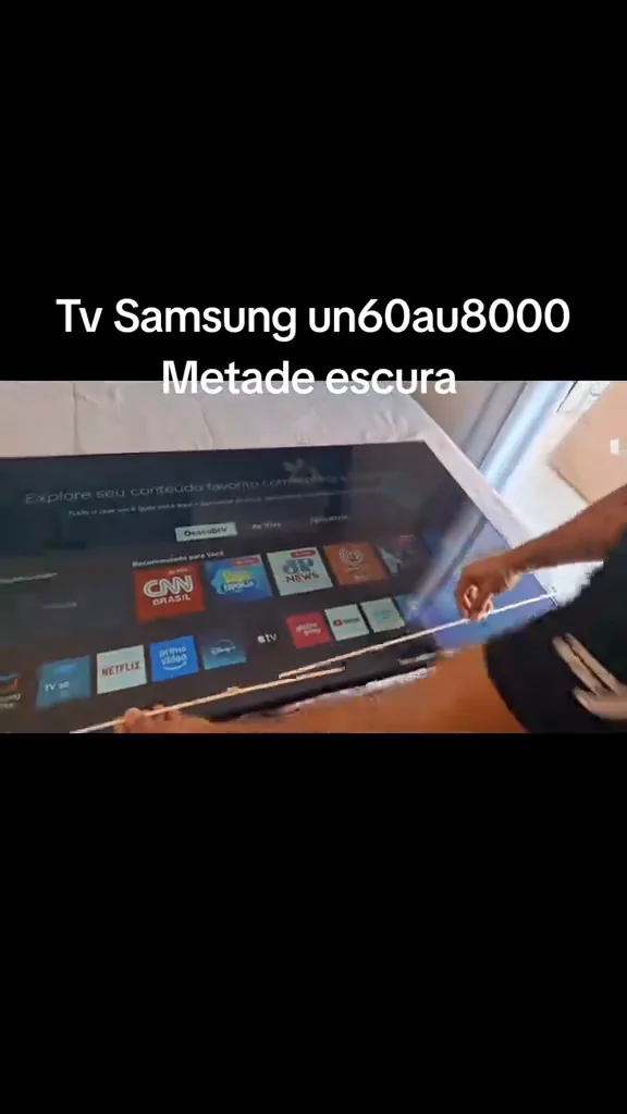 Painel iluminado da Smart TV Samsung após substituição das barras de LED