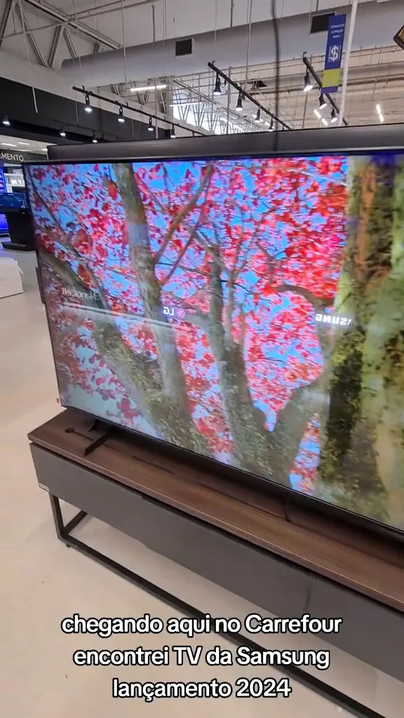 Smart TV Samsung 60DU7700 reproduzindo imagens nítidas com cores vivas