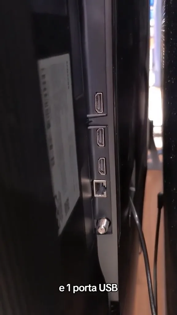 Conexões HDMI e porta USB na traseira da TV Samsung