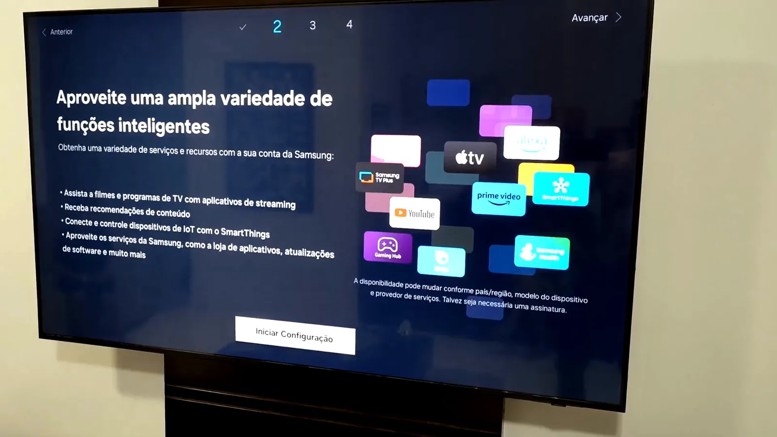 Televisor Samsung 60DU7700 apresentando funções inteligentes na tela inicial