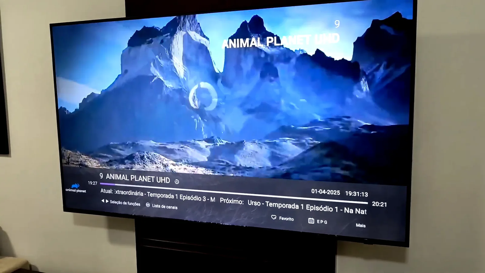 Smart TV Samsung Crystal UHD reproduzindo conteúdo em resolução 4K
