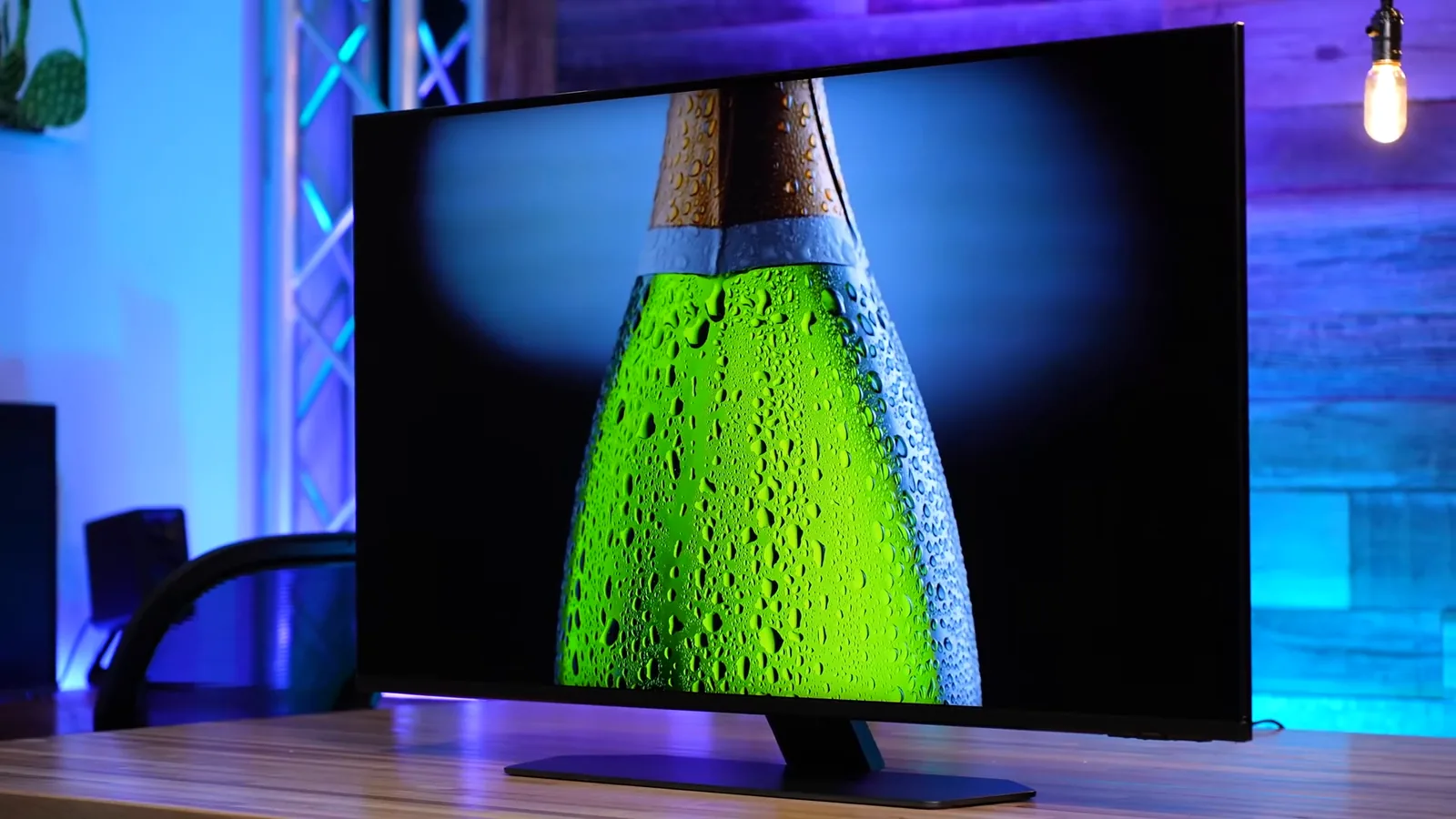 Smart TV de 43 polegadas sobre a mesa com tela antirreflexo