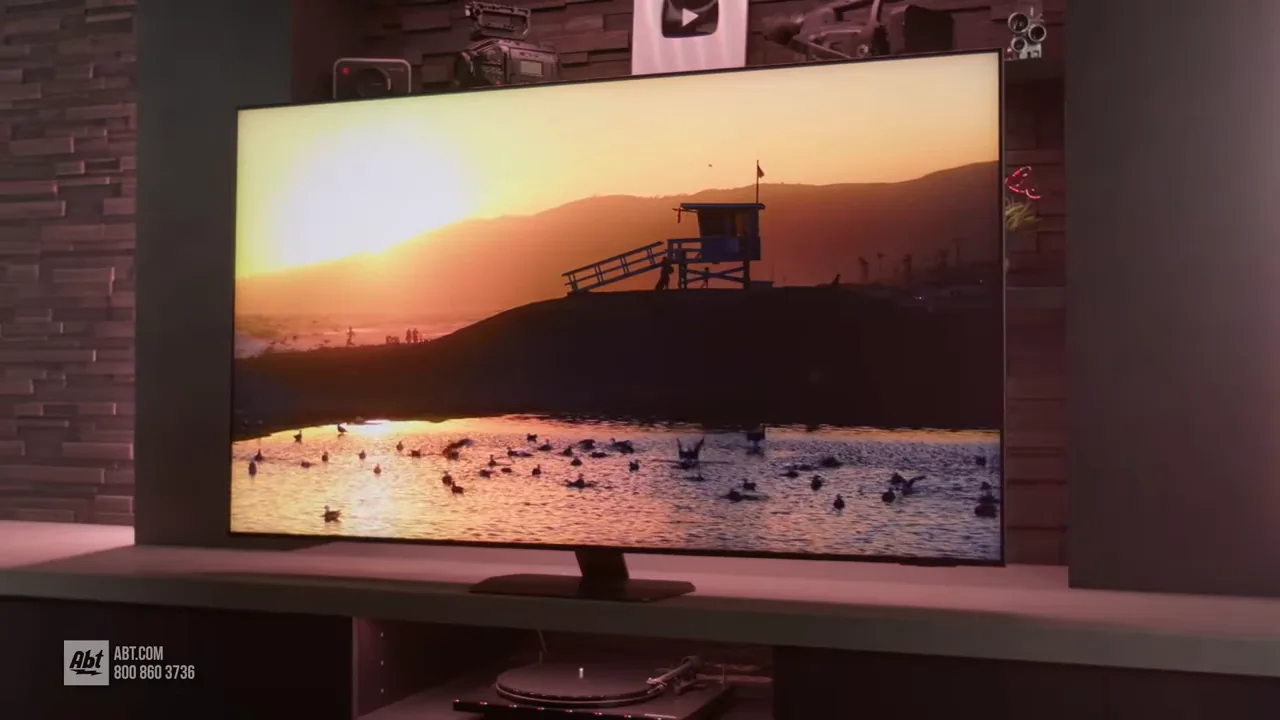 Smart TV exibindo vídeo costeiro ao entardecer com cores vibrantes