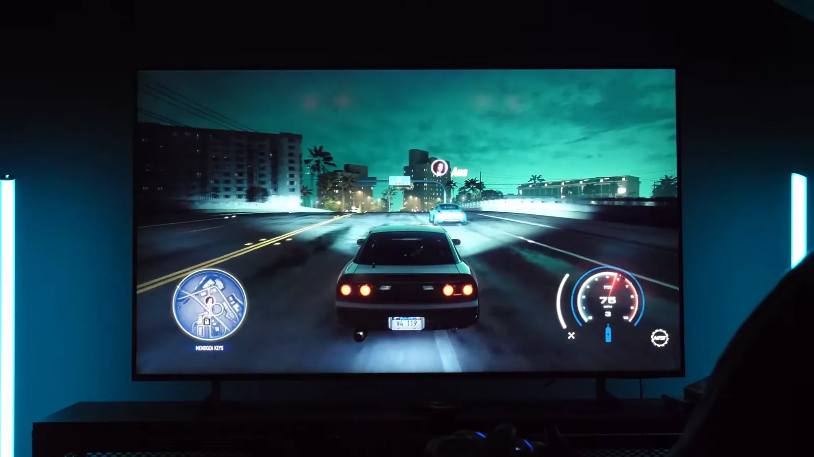 Smart TV Samsung reproduzindo gráficos de jogo de corrida em ambiente escuro
