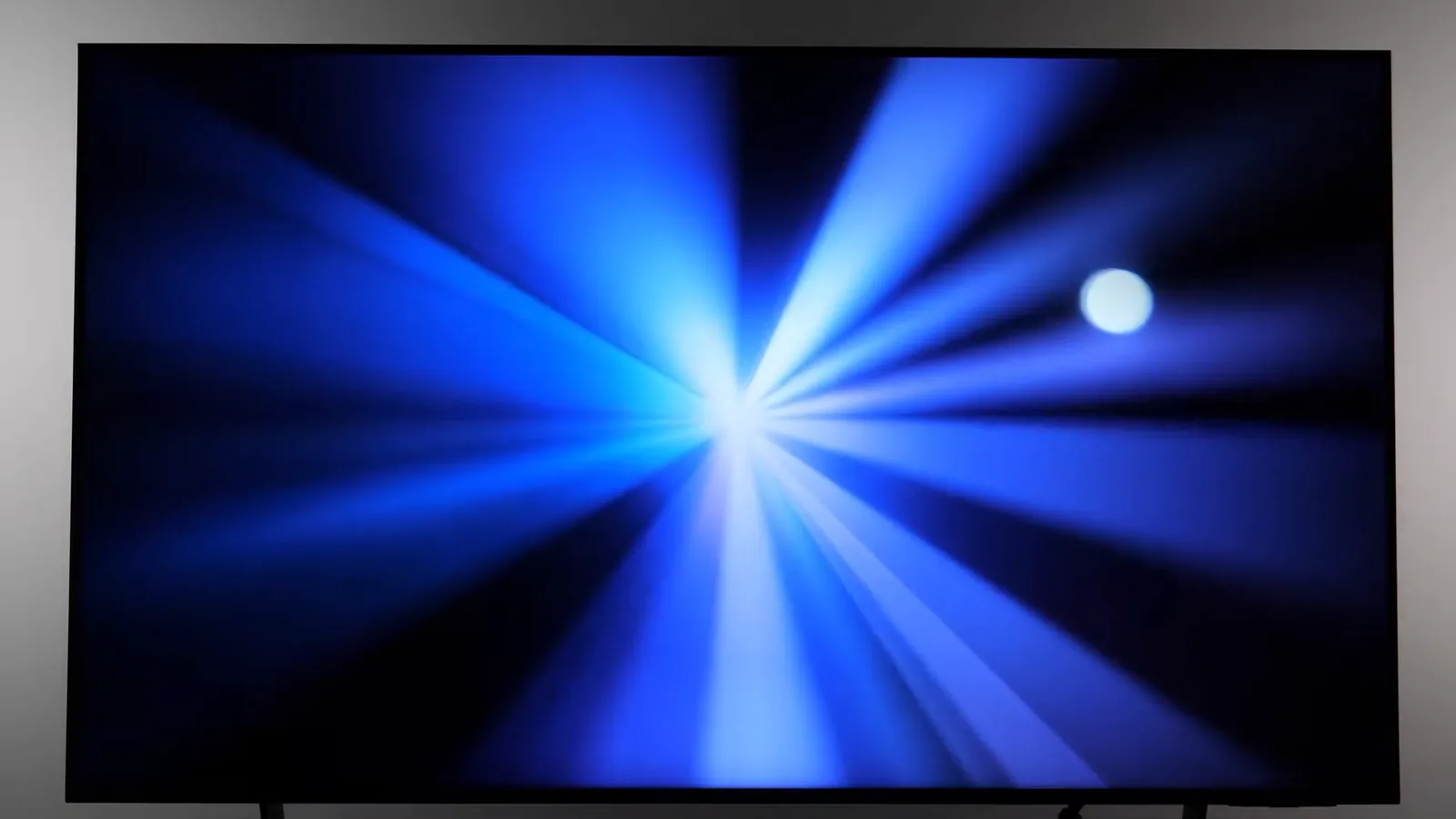 Smart TV Neo QLED exibindo imagem com efeitos de luz