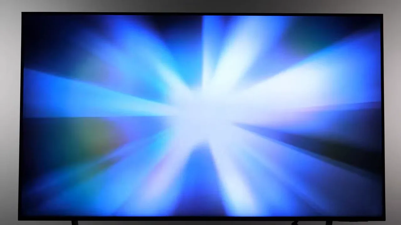 Smart TV Neo QLED em funcionamento exibindo efeitos visuais na tela
