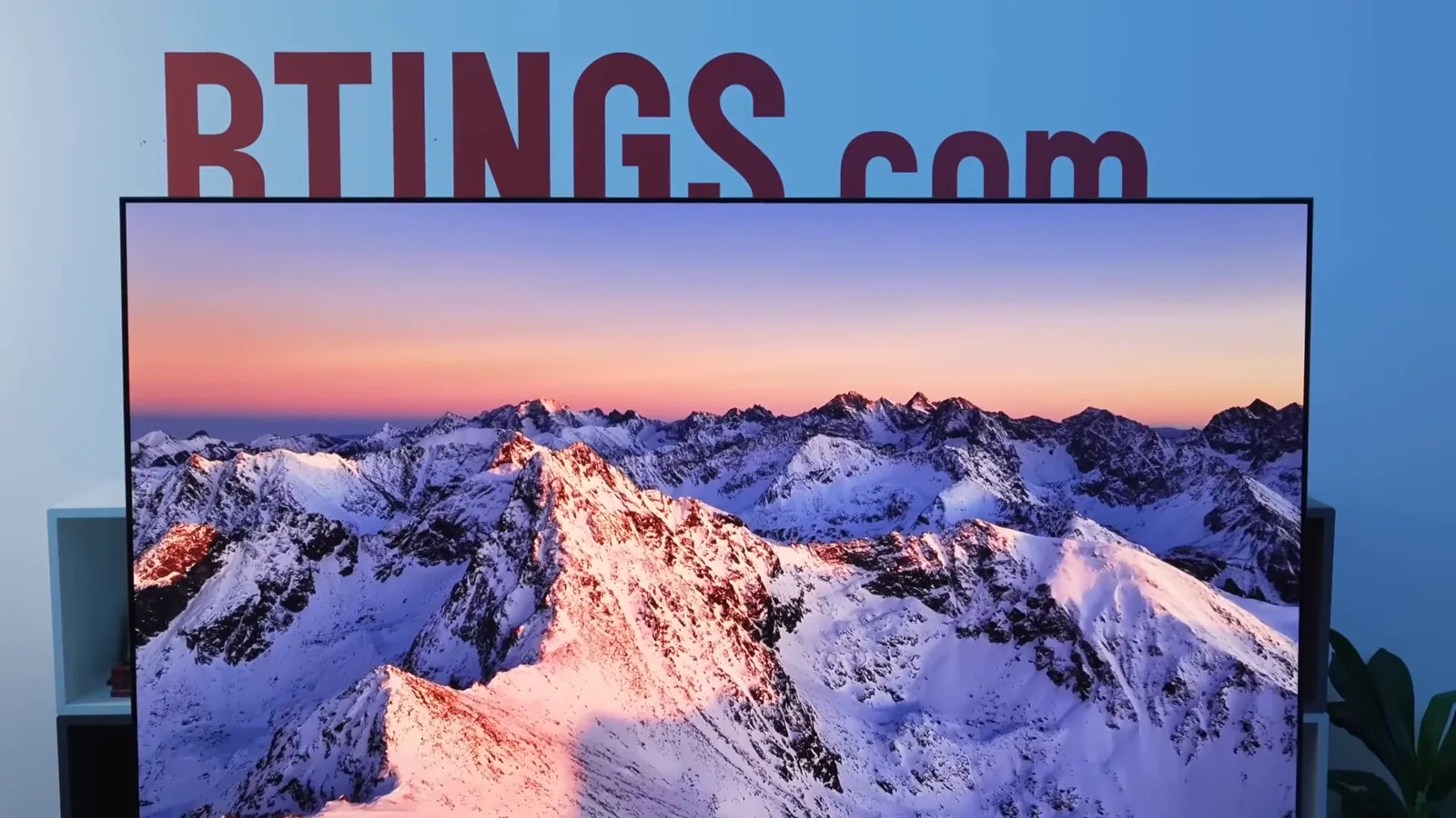 Smart TV Samsung OLED S85F exibindo paisagem montanhosa com riqueza de detalhes