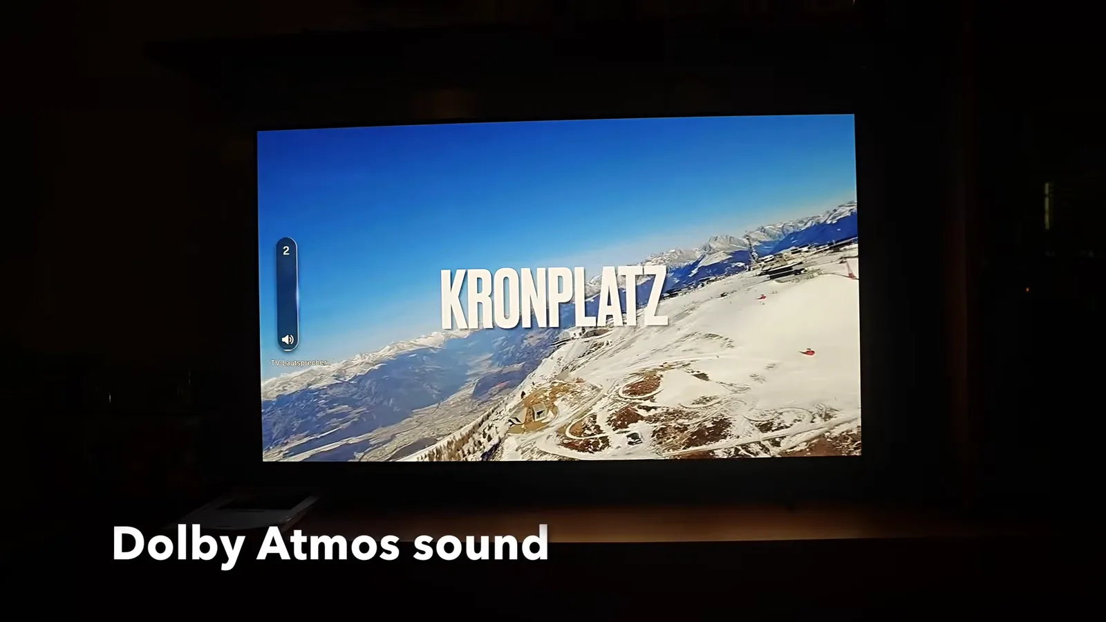 Smart TV Samsung OLED S85F reproduzindo vídeo com alta definição