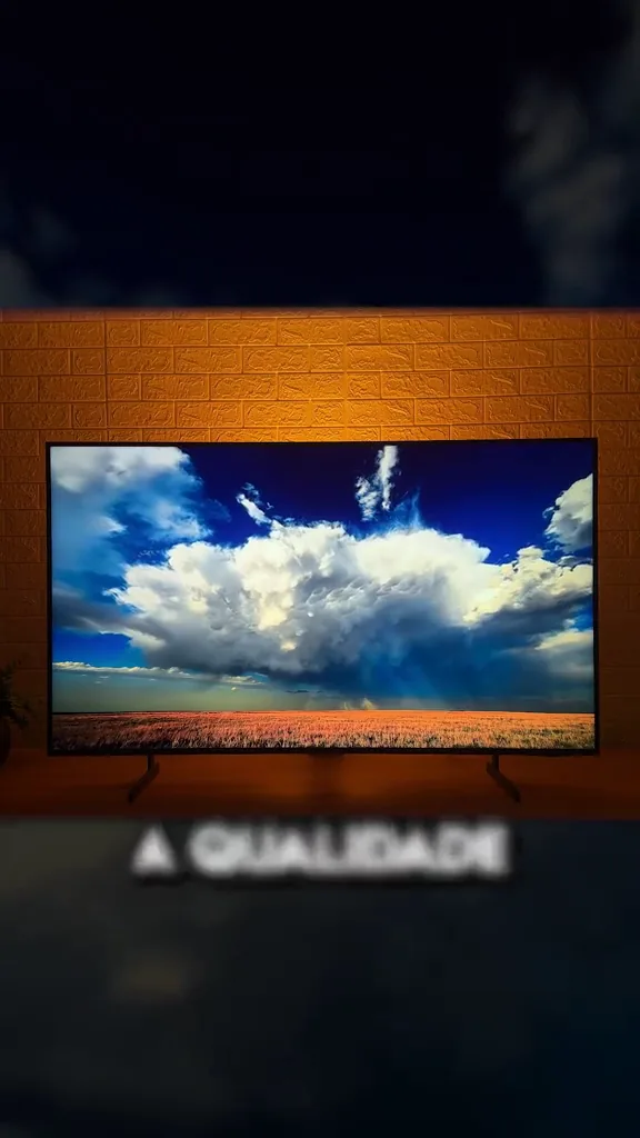 Smart TV Samsung QLED exibindo paisagem com cores vibrantes