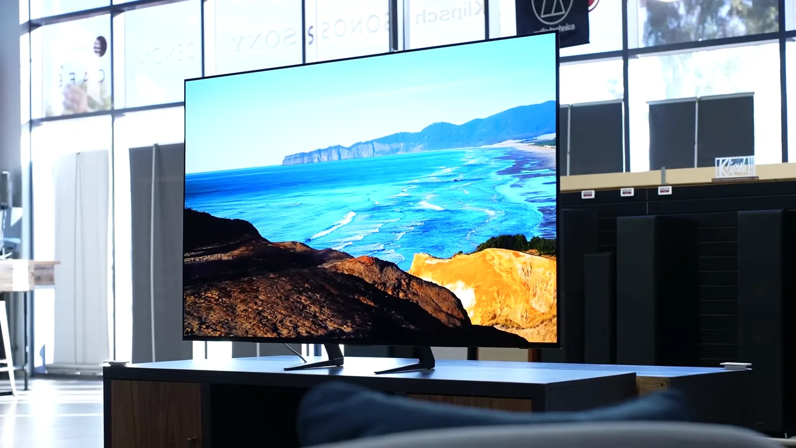 Smart TV 4K Samsung OLED S90F reproduzindo cena litorânea com elevado brilho