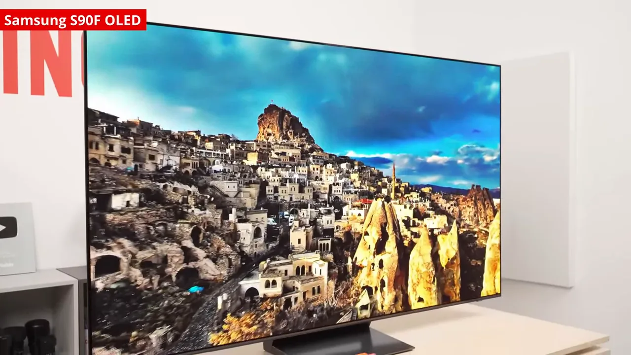 Smart TV Samsung OLED S90F em exibição de paisagens com alto contraste