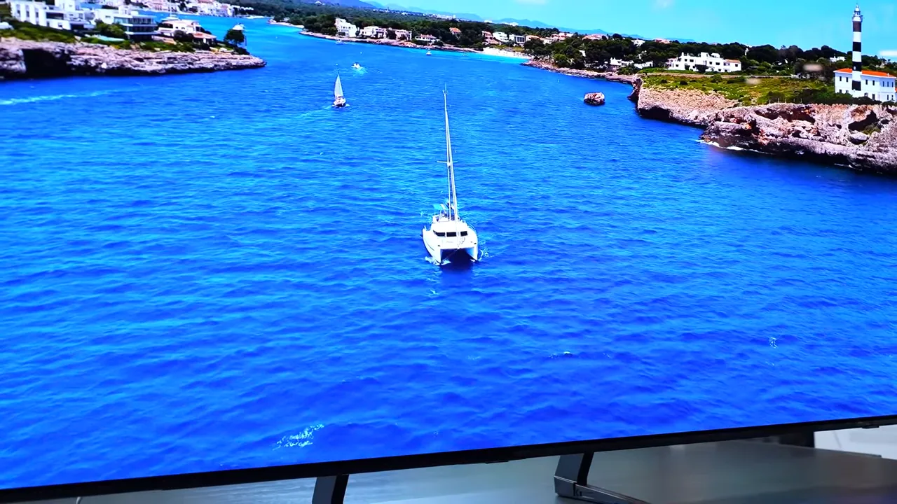 Smart TV Samsung OLED S90F exibindo imagens em alta definição com cores vívidas