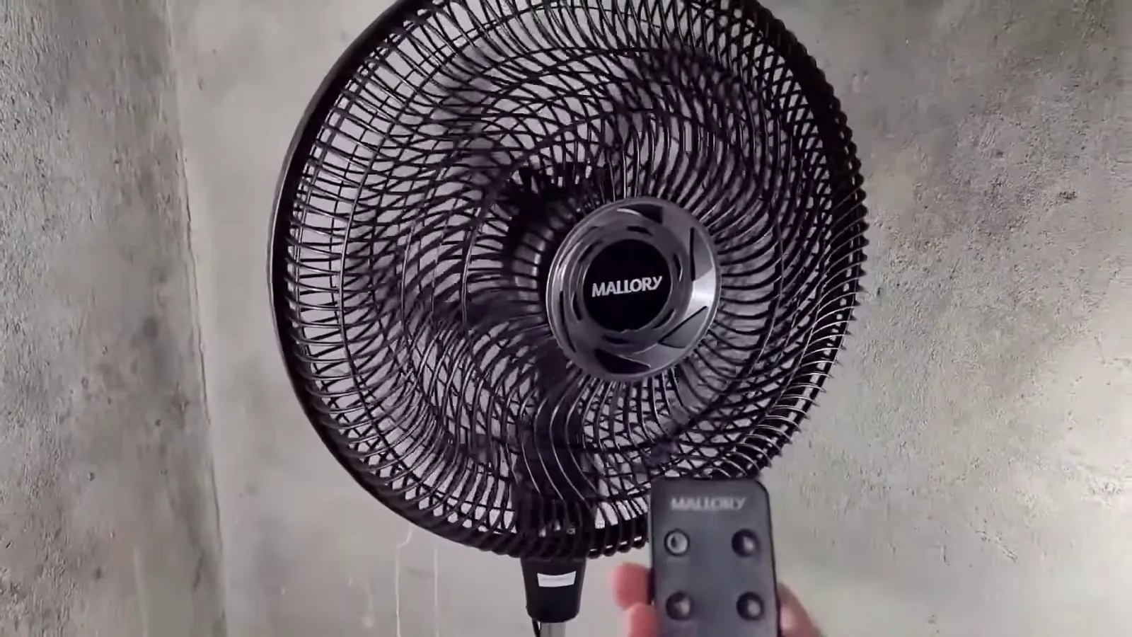 Ventilador Mallory em funcionamento sendo acionado pelo controle remoto