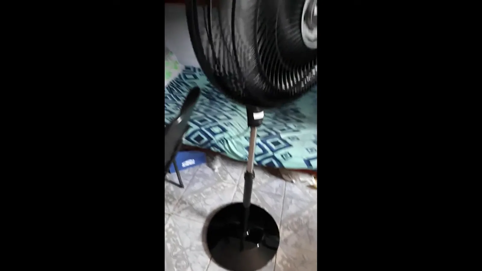 Ventilador de coluna Mallory montado e funcionando no quarto