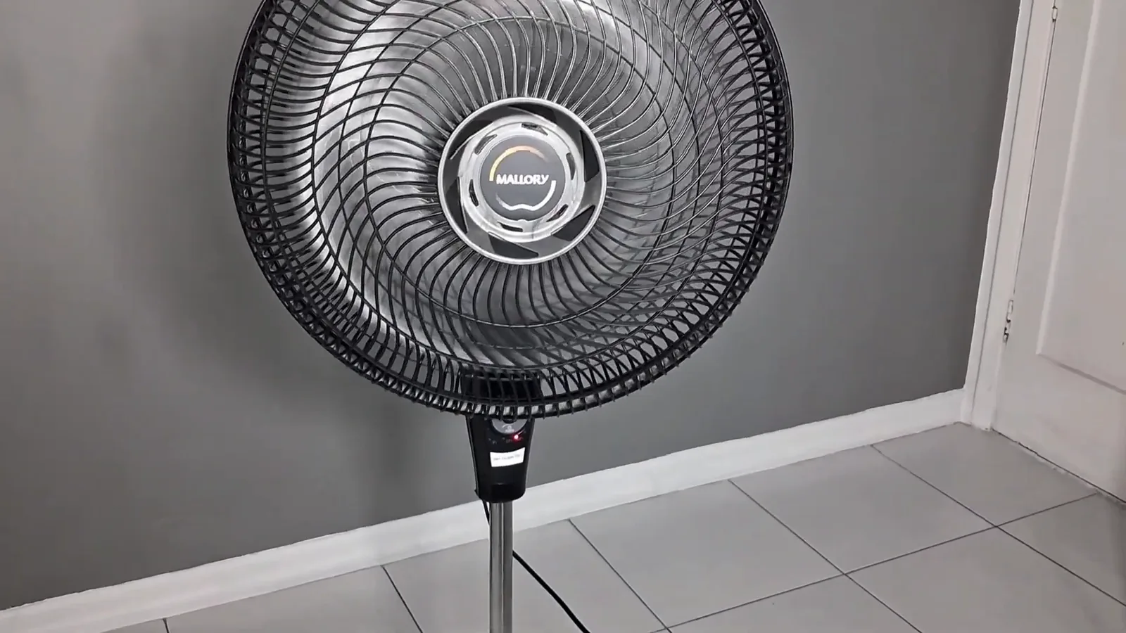 Ventilador de coluna Mallory em funcionamento com grande vazão de ar