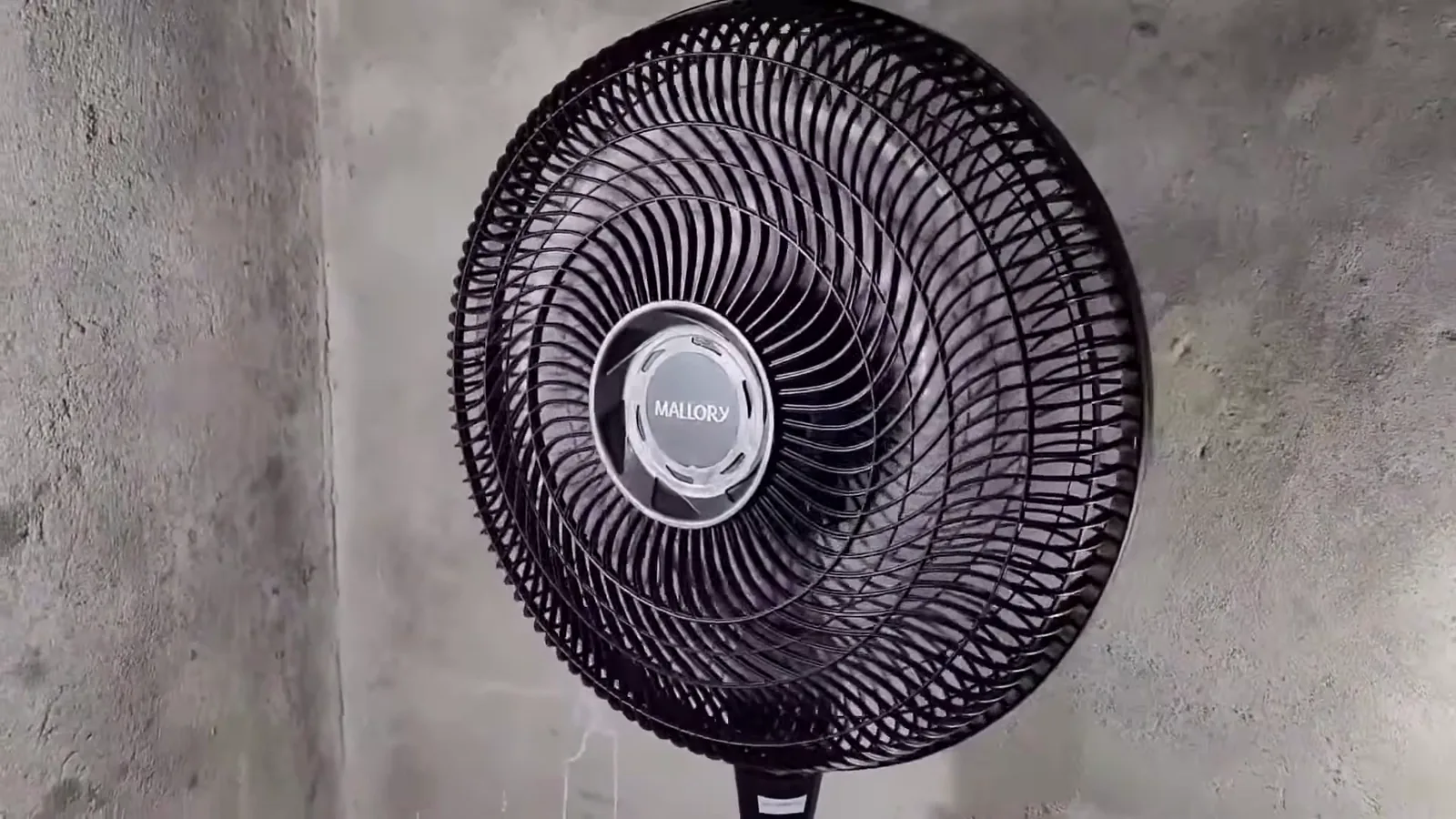 Hélice de seis pás em rotação na grade frontal do ventilador