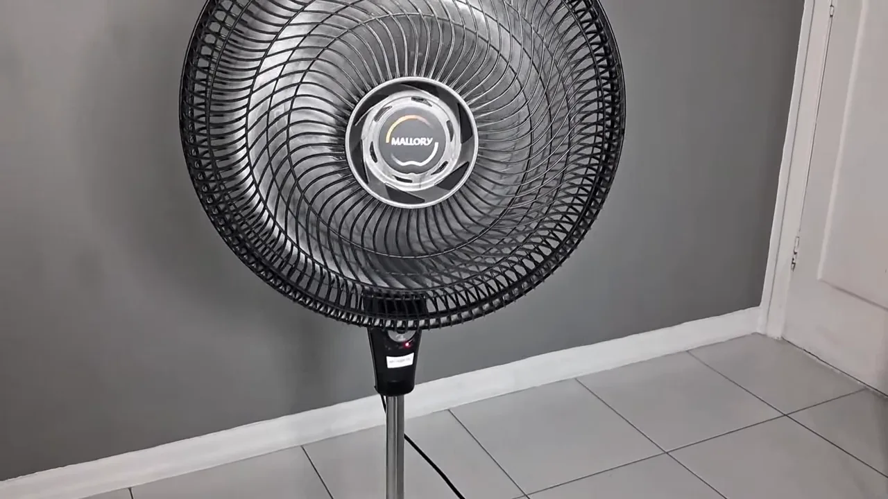 Ventilador de coluna Mallory ligado com hélice em pleno funcionamento