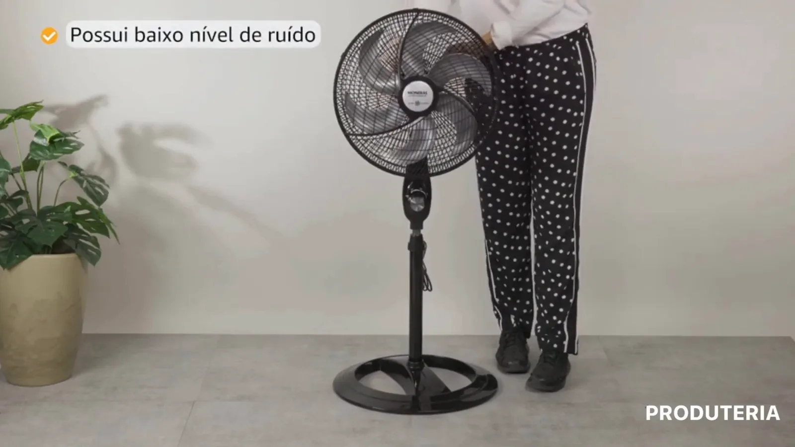 Ventilador Mondial Super Power com hélice em pleno funcionamento
