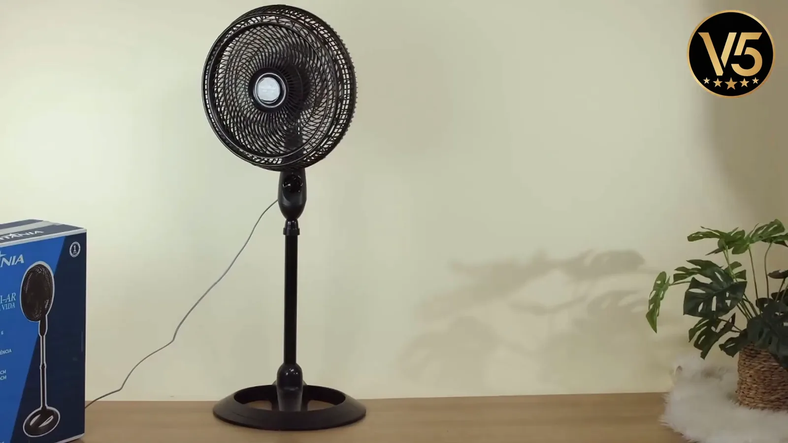 Ventilador de coluna Britânia Maxx Force ligado em ambiente residencial