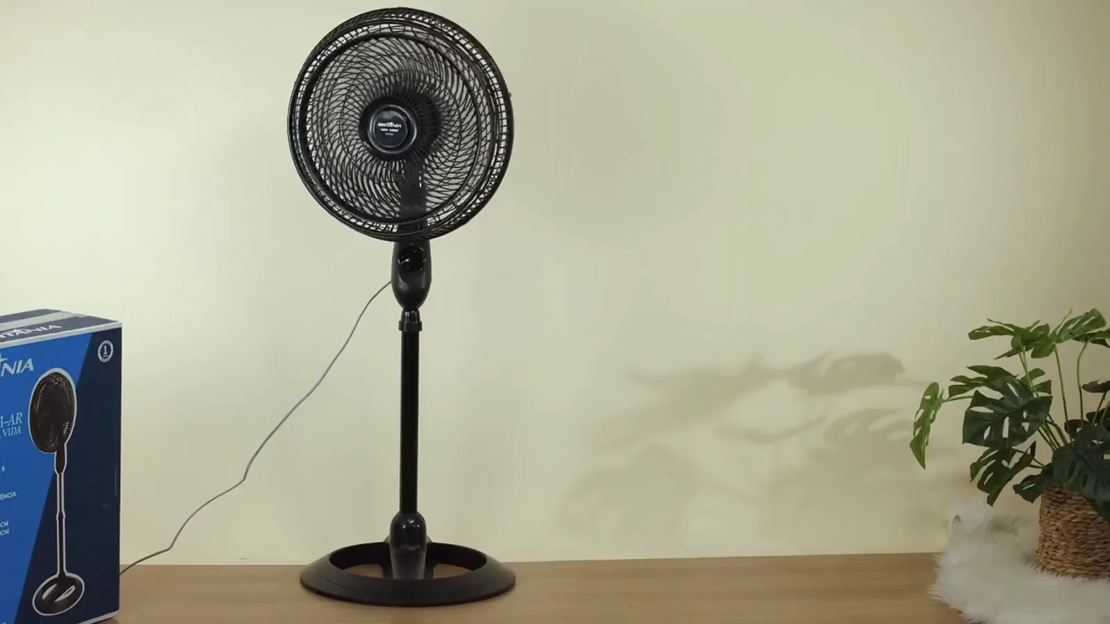 Ventilador de coluna Britânia Maxx Force BVT450 ligado em funcionamento
