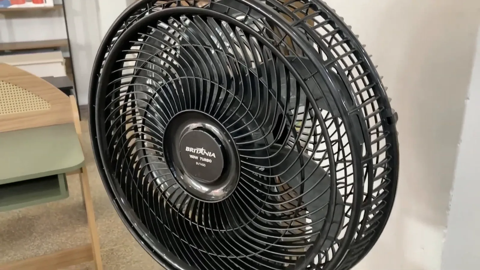 Ventilador Britânia Maxx Force ligado com hélice em pleno funcionamento