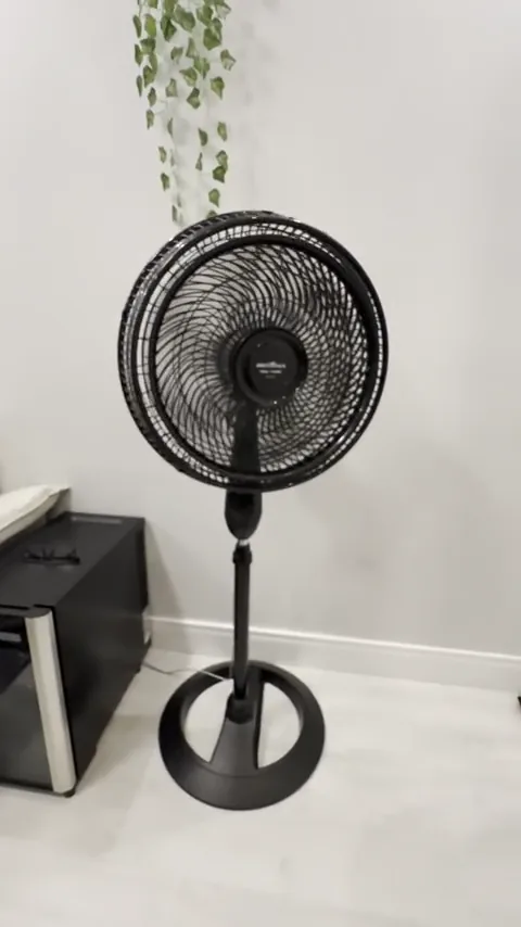 Ventilador de coluna Britânia BVT450 ligado em velocidade máxima na sala