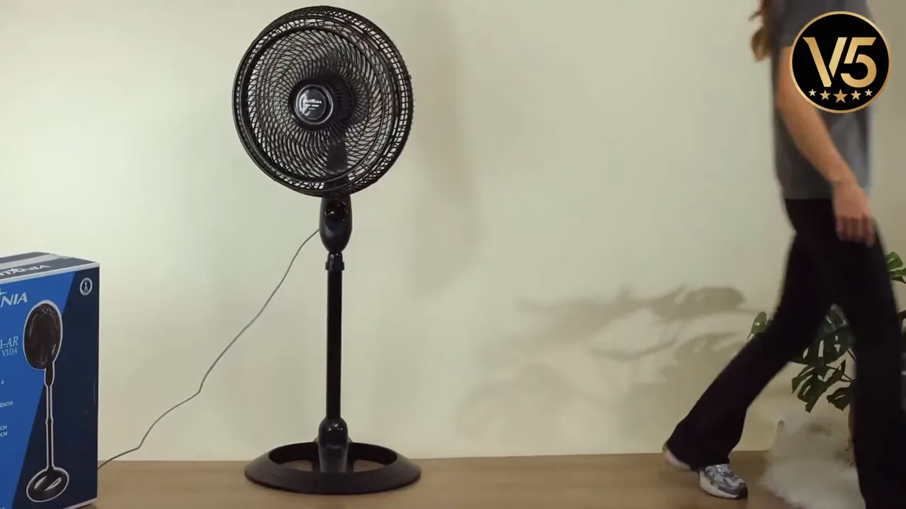 Ventilador de coluna Britânia funcionando em rotação contínua na sala