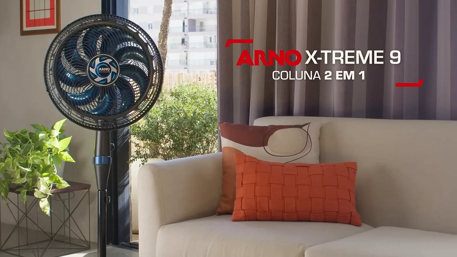 Ventilador Arno X-Treme 9 em coluna refrescando sala de estar
