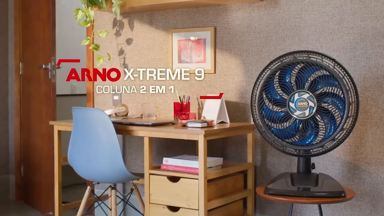 Ventilador Arno X-Treme 9 operando silenciosamente sobre mesa no quarto
