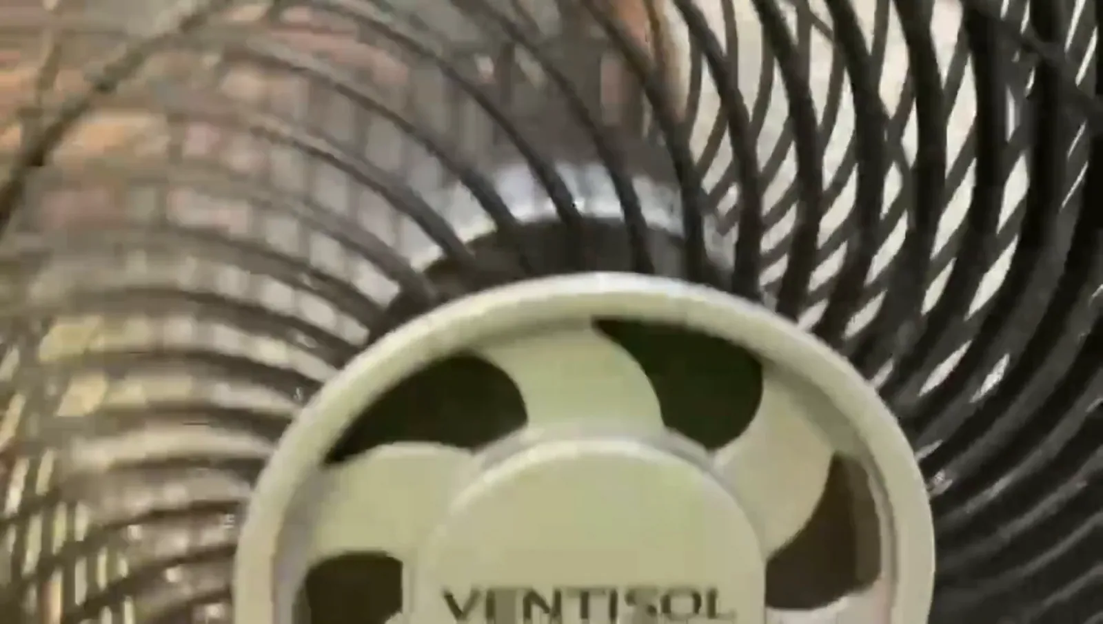 Ventilador de coluna Ventisol Turbo 6 em funcionamento com vento forte
