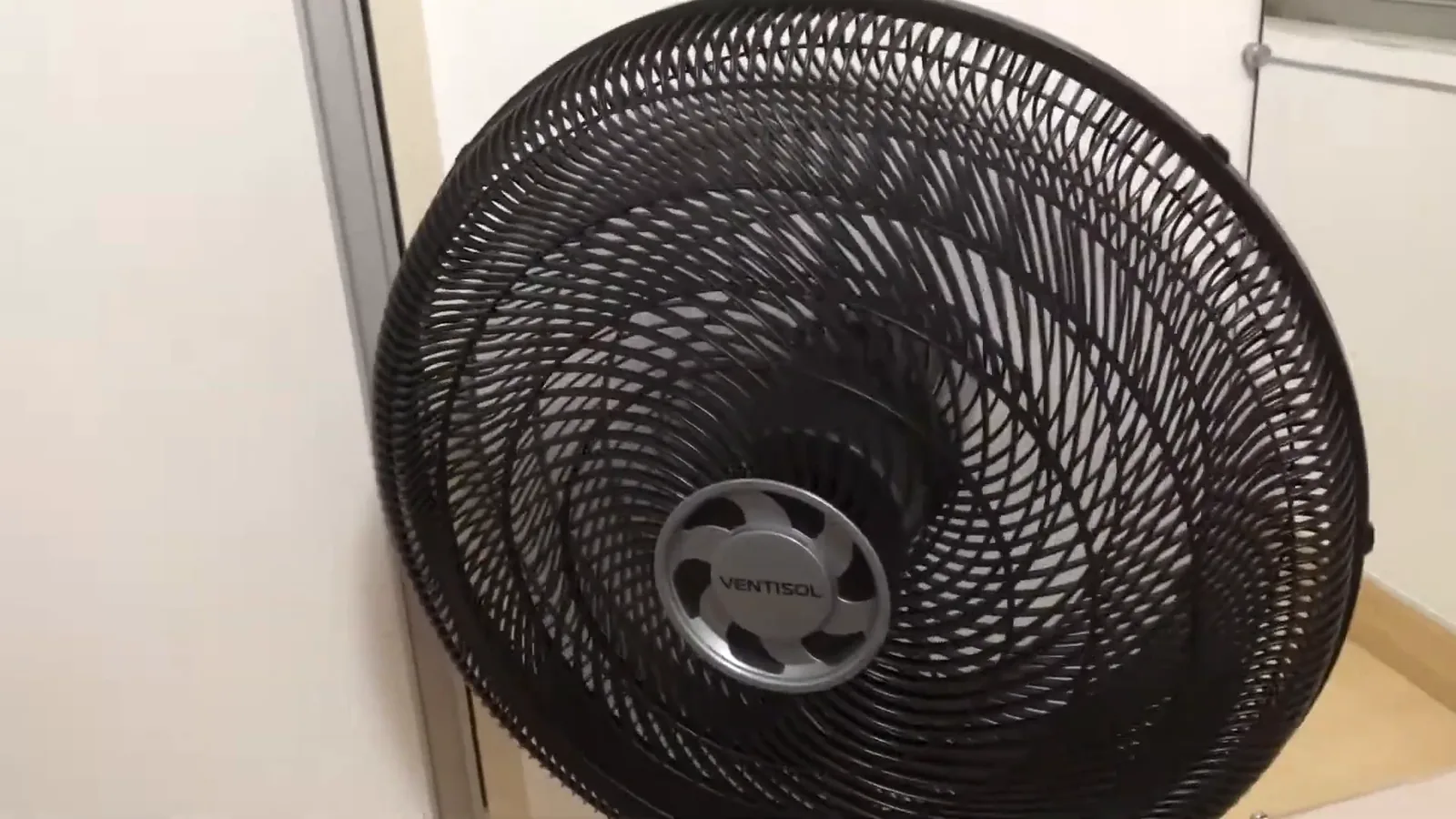 Grade frontal e hélice de seis pás do ventilador em rotação