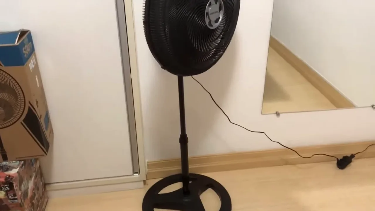 Ventilador de coluna oscilante Ventisol funcionando na velocidade mínima no quarto