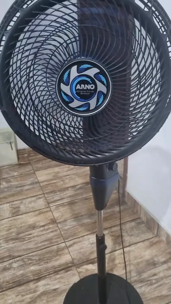 Ventilador de coluna Arno Xtreme Force Breeze ventilando a sala