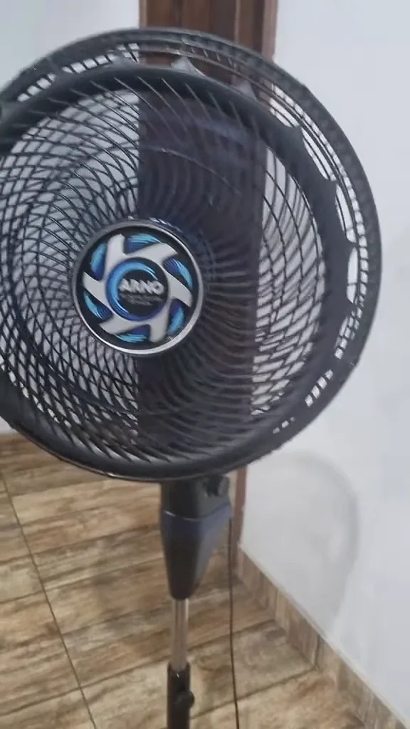 Ventilador de coluna Arno com hélice girando em alta rotação