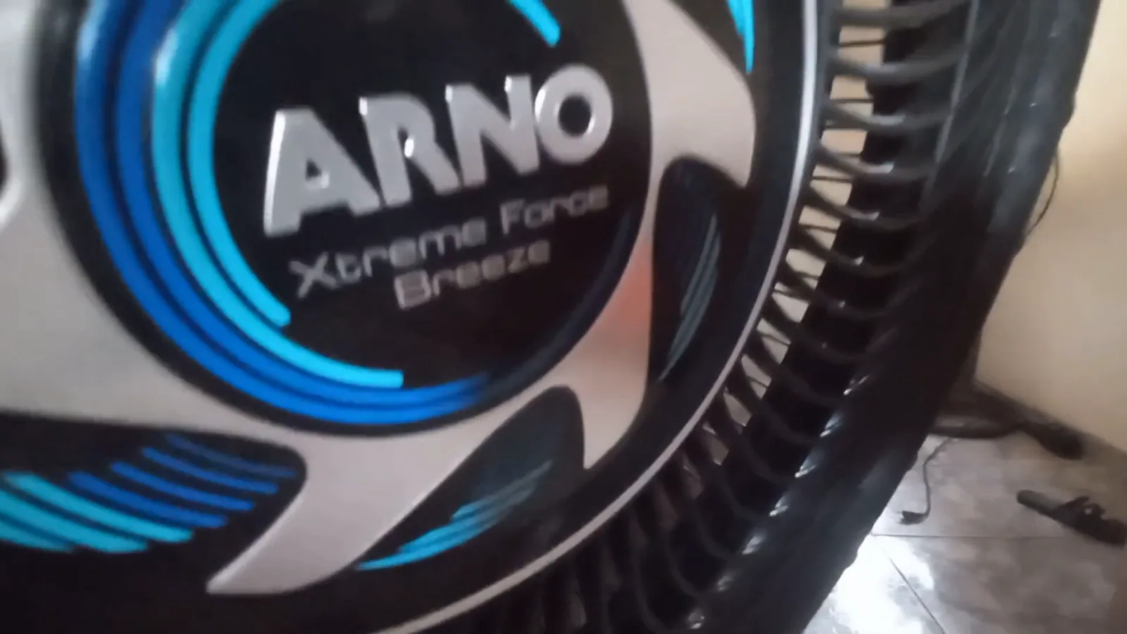 Ventilador Arno Xtreme Force Breeze em funcionamento na velocidade máxima