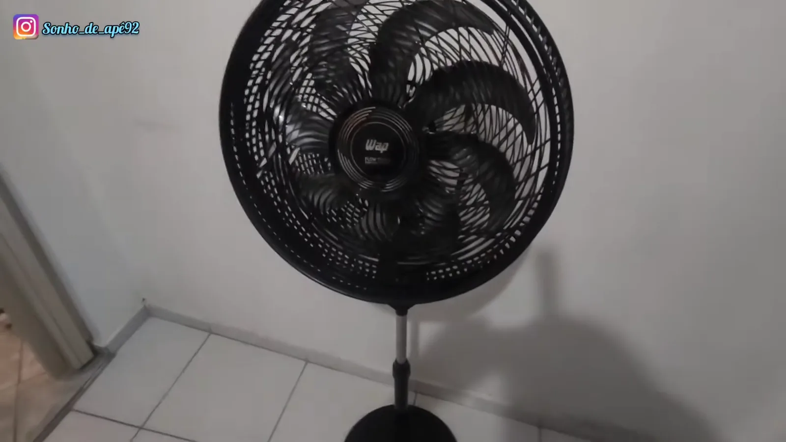 Ventilador de coluna WAP Flow Turbo ligado em velocidade alta