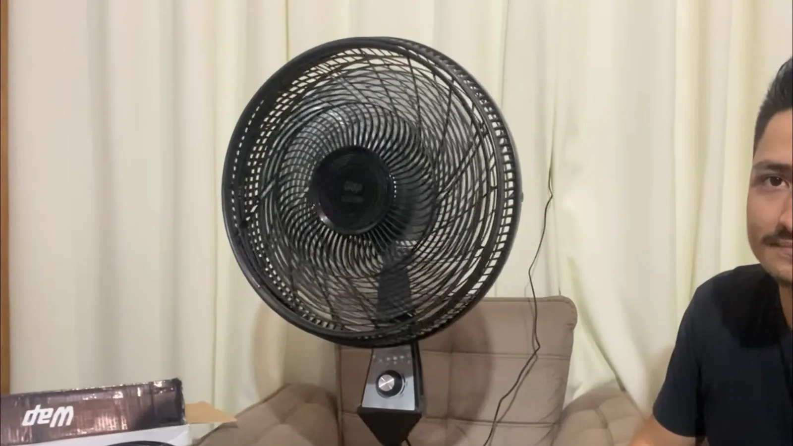 Ventilador de coluna WAP Flow Turbo ligado na velocidade máxima