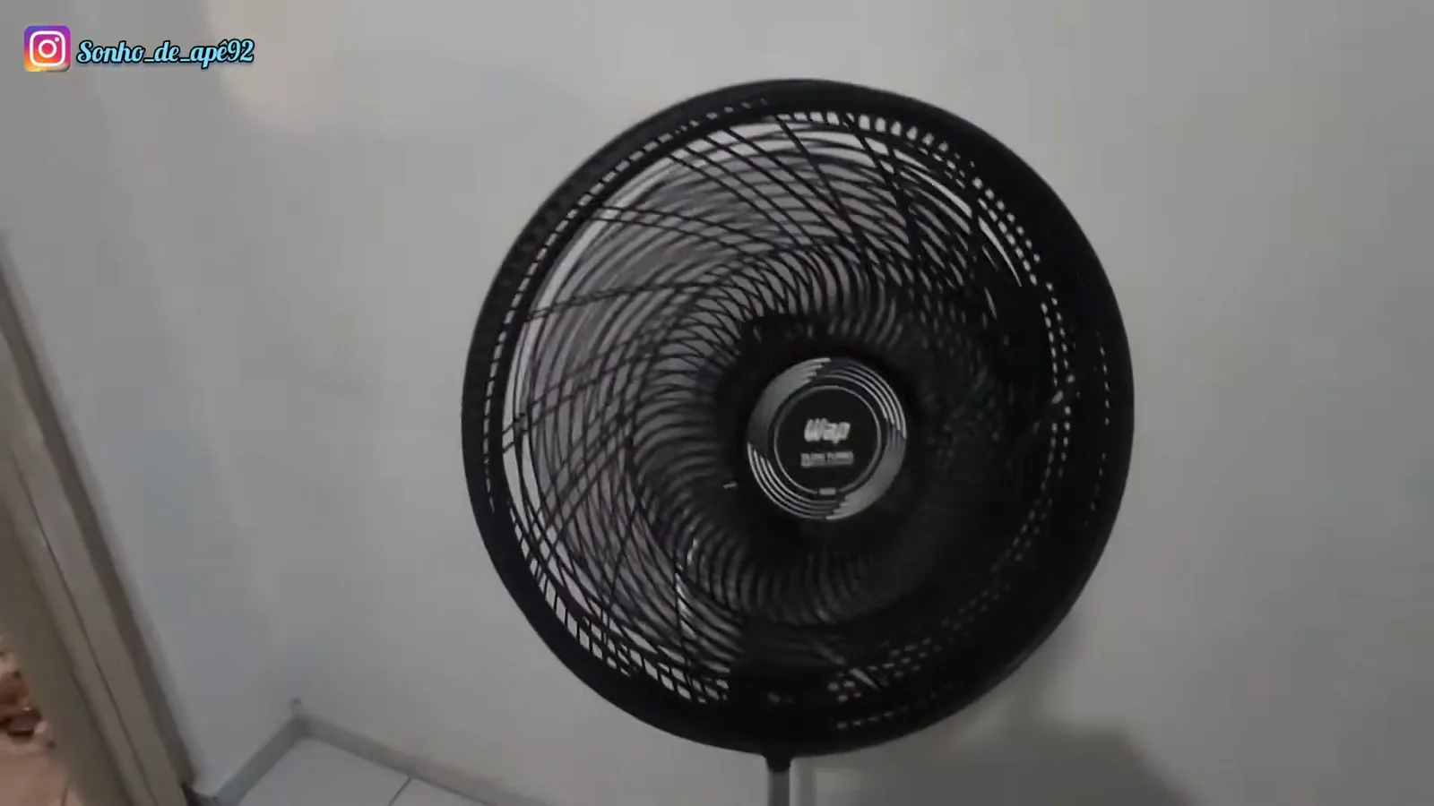 Grade frontal e hélice de oito pás em pleno funcionamento