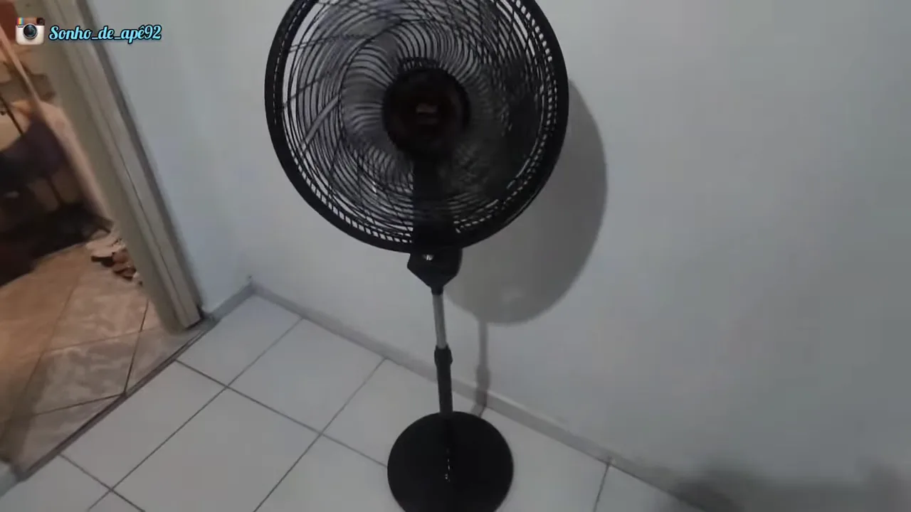 Estrutura completa do ventilador WAP Flow Turbo em pleno funcionamento