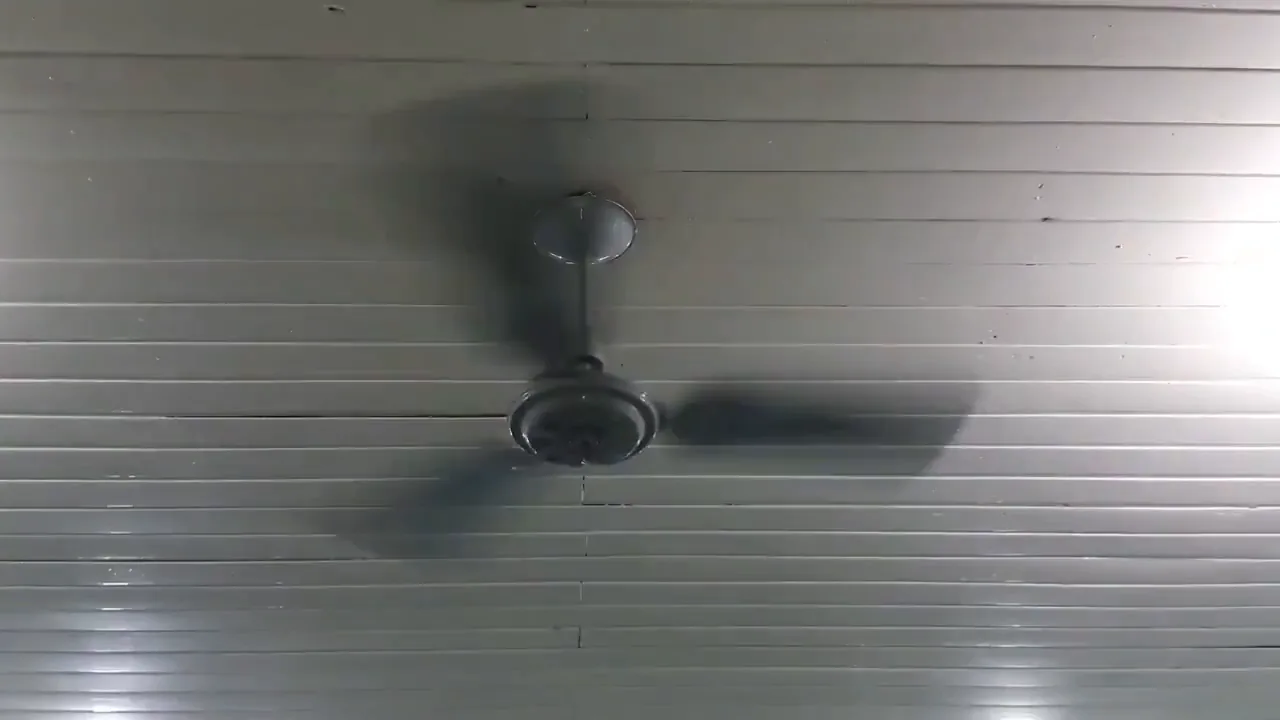Ventilador de teto Venti-Delta em funcionamento em sala de aula