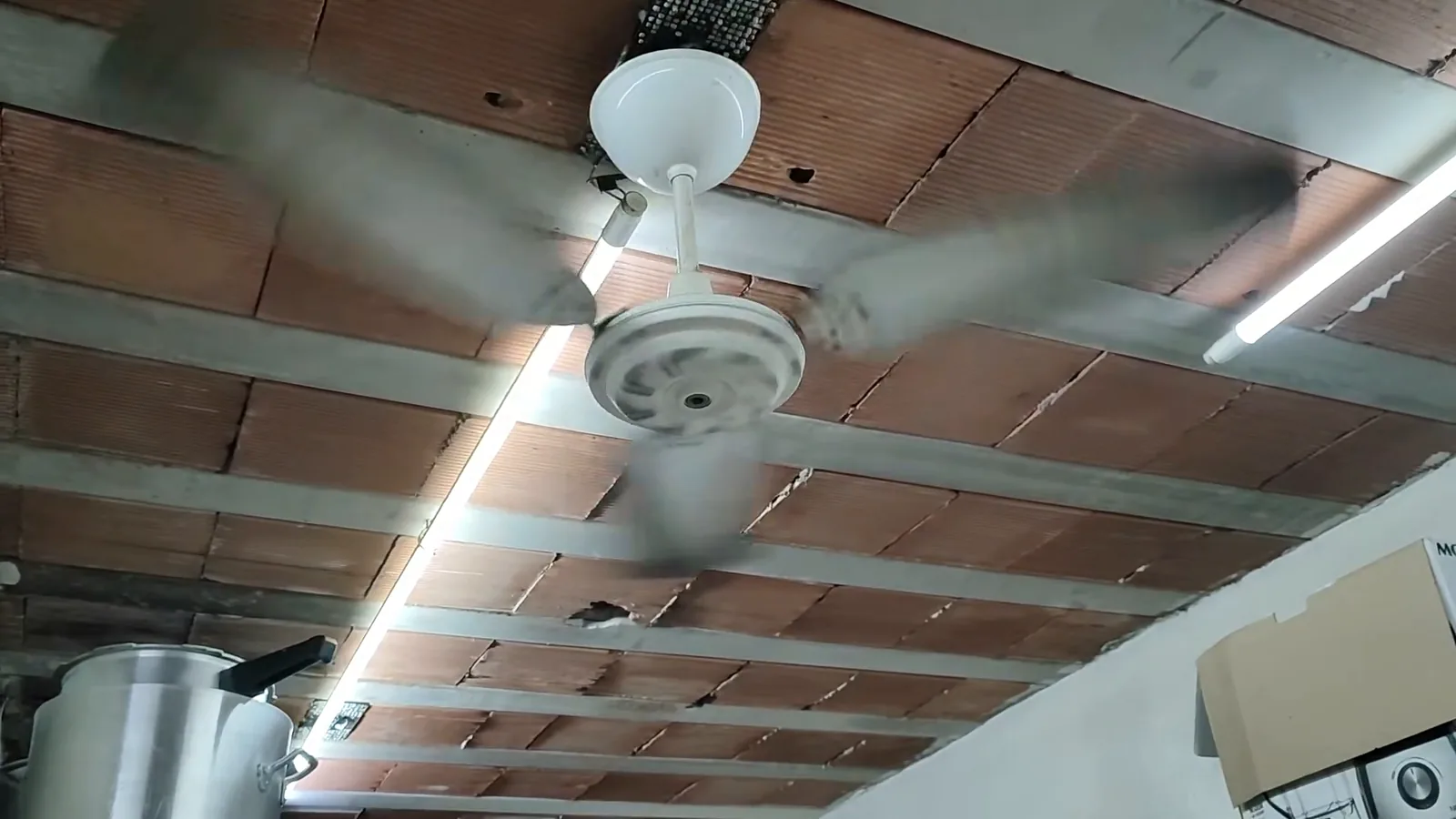 Ventilador de teto Venti-Delta New Comercial Eco girando em alta velocidade