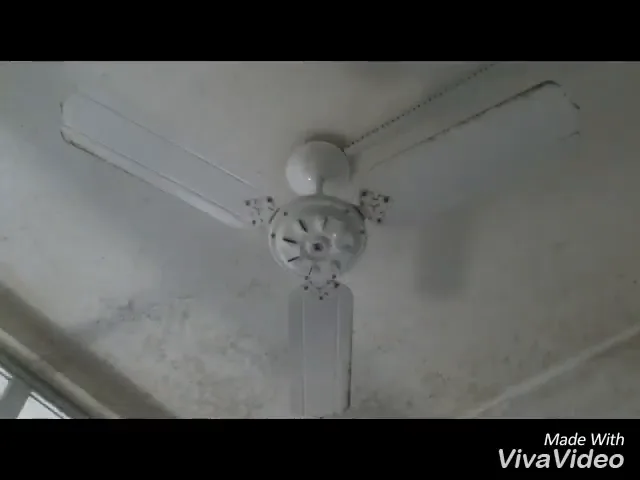 Ventilador de teto comercial com pás de aço instalado no teto