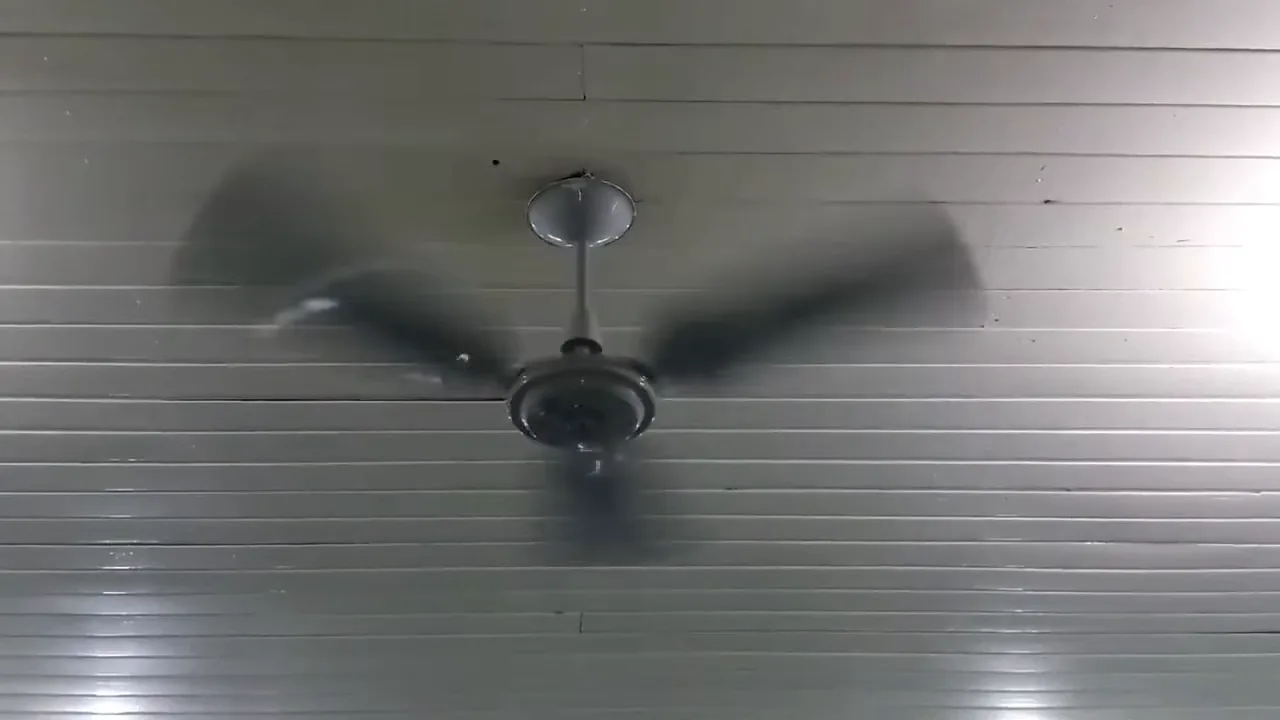 Ventilador Venti-Delta New Comercial Eco girando em alta velocidade no teto