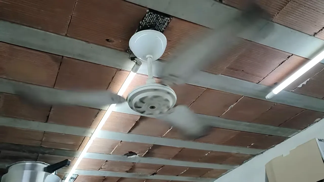 Ventilador de teto comercial funcionando em alta rotação no ambiente