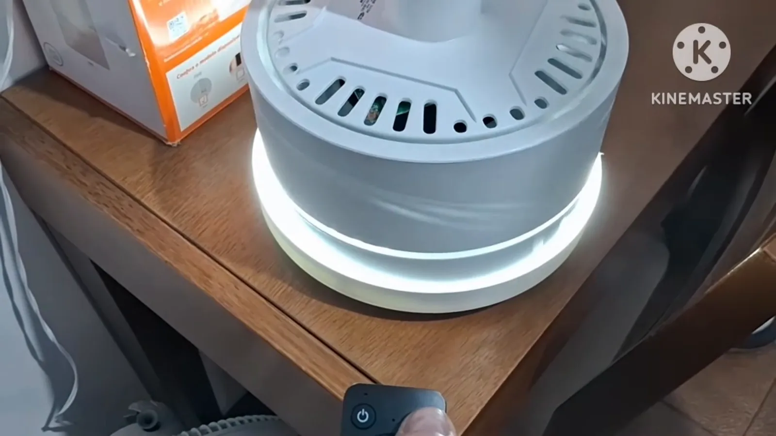 Base do ventilador de teto Arno Ultimate com iluminação ligada