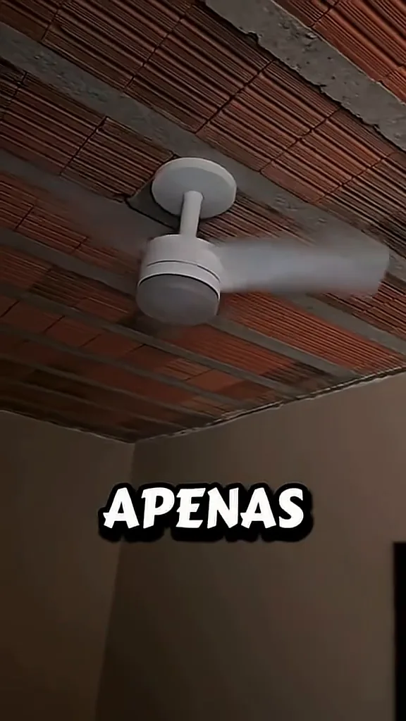 Ventilador de teto Arno Ultimate funcionando na velocidade máxima no teto