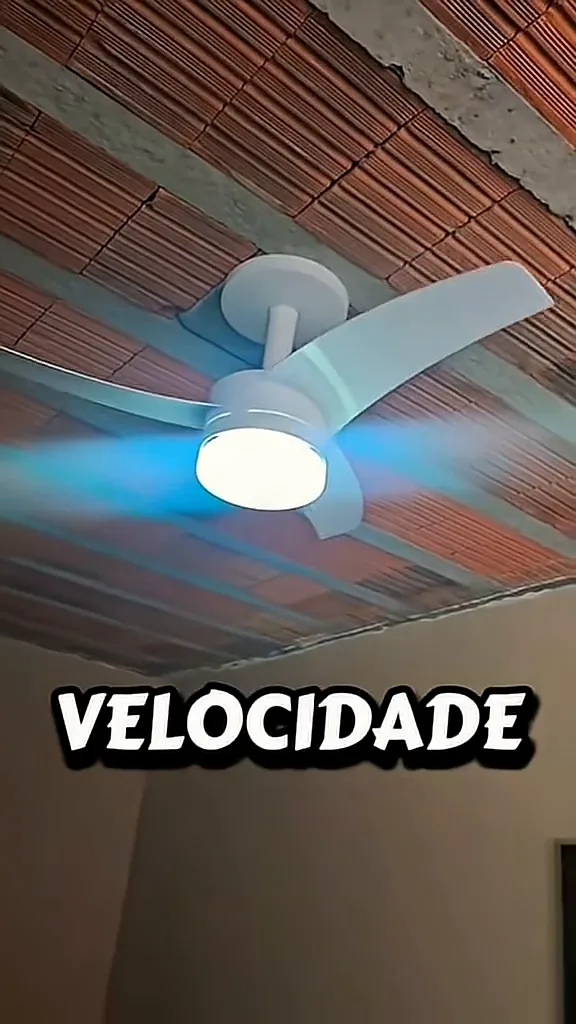 Ventilador de teto Arno Ultimate girando com iluminação central acesa