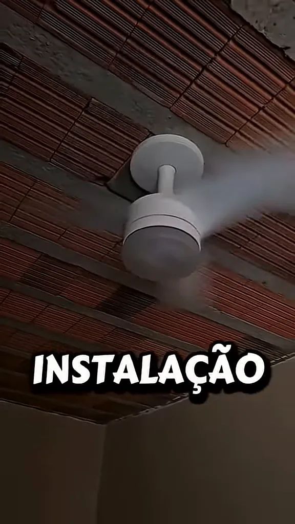 Ventilador de teto Arno Ultimate operando em alta rotação no ambiente