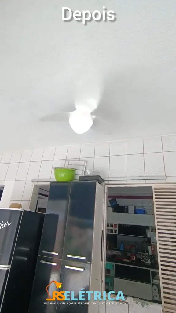 Ventilador de teto Ventisol Aires Inverter girando com lâmpada acesa
