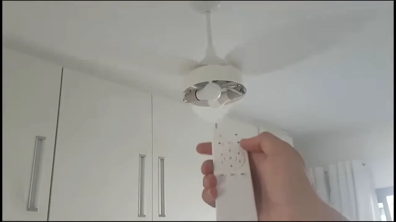 Ventilador de teto Ventisol Aires em funcionamento acionado por controle remoto